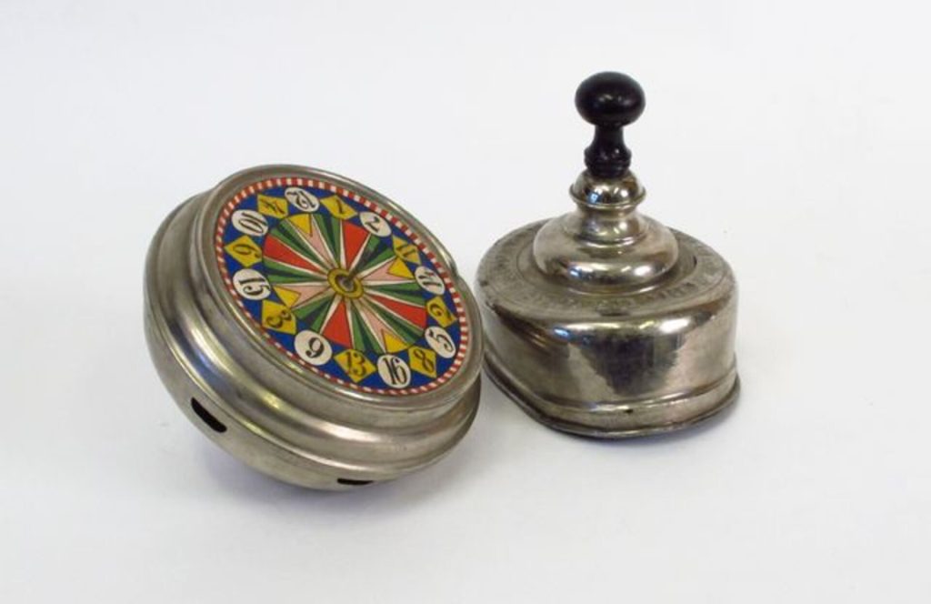 Metallinen hyrrä ja sen kansi.