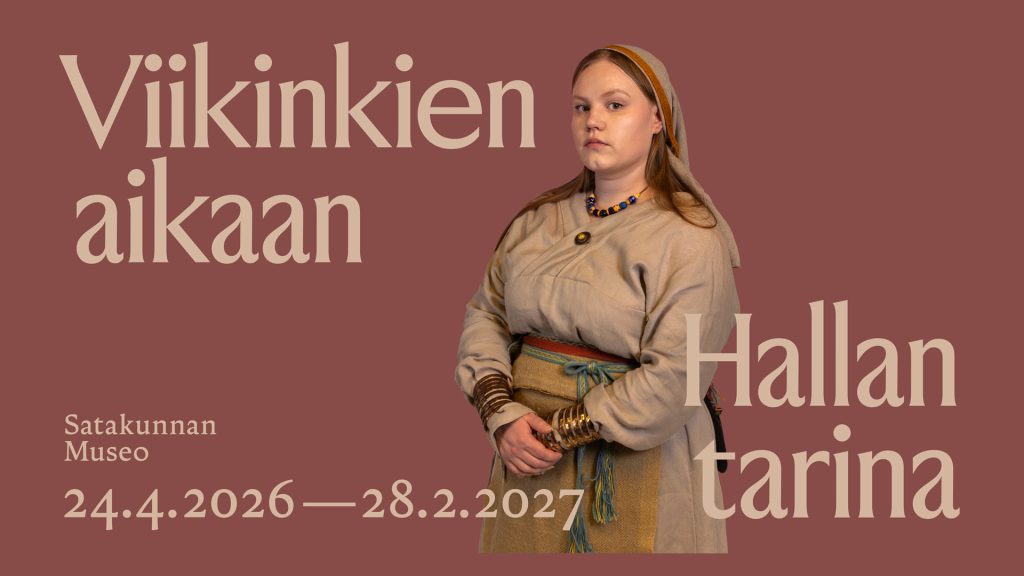 Nuori nainen Halla seisoo yllään rautakauden aikainen asu.